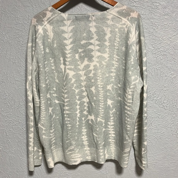 360 Cashmere 100% Cashmere Vneck Sweater Large - Picture 6 of 7